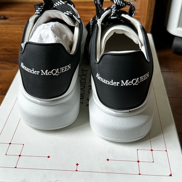 Alexander Mcqueen Sneaker Larry White with black laces. Size 41 - Picture 4 of 6